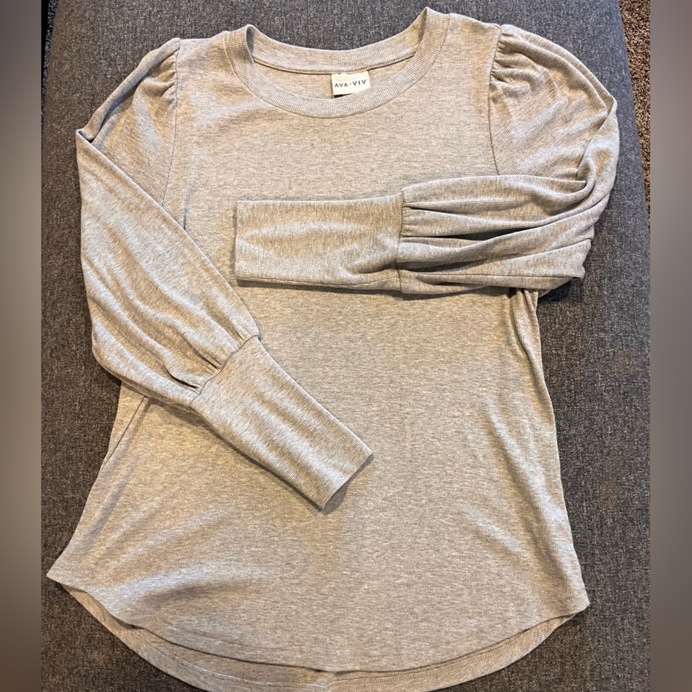 Lightweight gray long sleeve top.